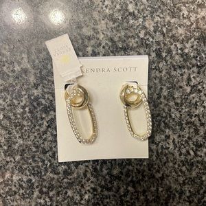 Never been worn, brand new earrings!